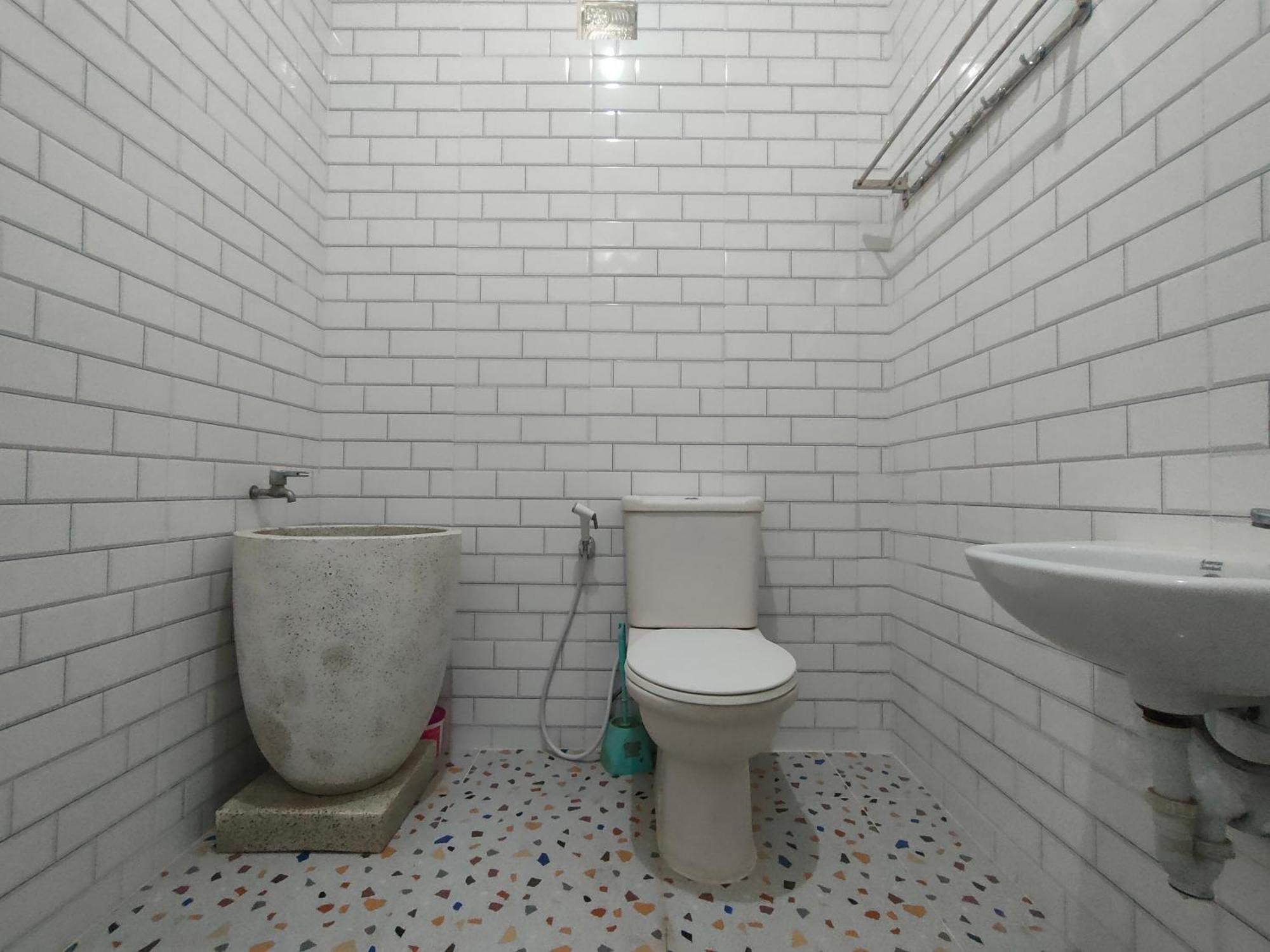 Hotel Tjahaja Baroe Syariah Mitra Reddoorz At Dukuh Kupang Surabaya Exterior foto