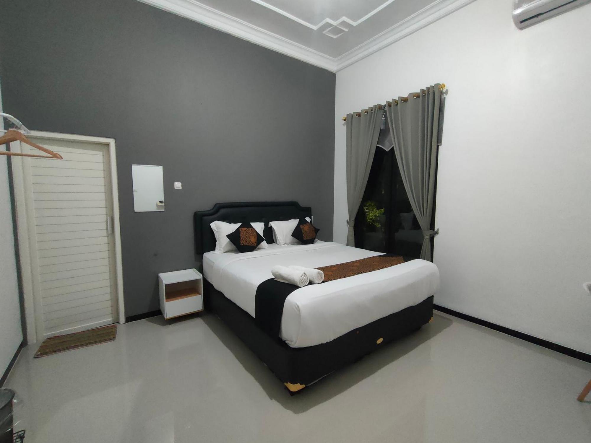 Hotel Tjahaja Baroe Syariah Mitra Reddoorz At Dukuh Kupang Surabaya Exterior foto